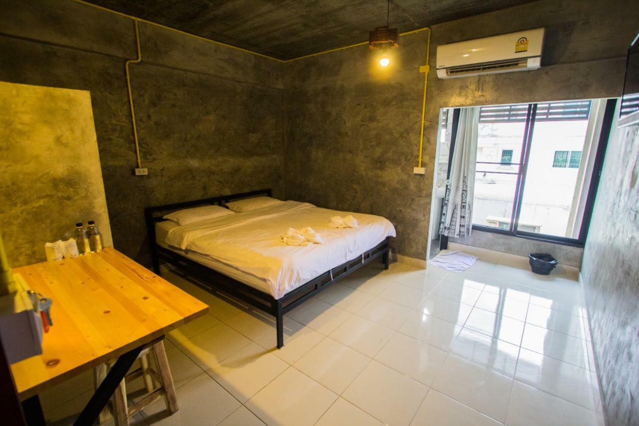 The Sky Loft Hotel Патхумтхани Экстерьер фото